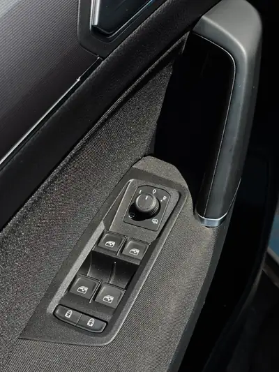 VW Touran R Line 2.0 TDI — Monospace familial robuste, 67 000 km seulement — intérieur
