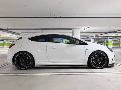 Opel Astra GTC OPC 280 PS — Coupé sportif turbo, tuning homologué, sans sinistre — intérieur