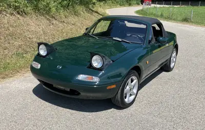 Mazda MX-5 1.6i-16V 1997 — Roadster cabriolet mythique, moteur atmosphérique — vue extérieure