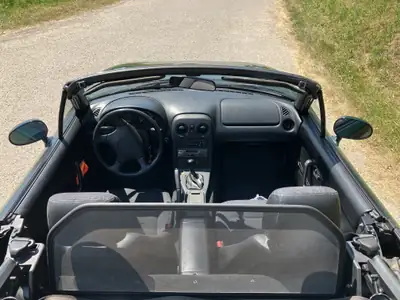 Mazda MX-5 1.6i-16V 1997 — Roadster cabriolet mythique, moteur atmosphérique — intérieur