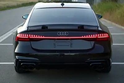 Audi A7 Sportback 55 TFSI quattro — Élégance hybride et performances affirmées — arrière