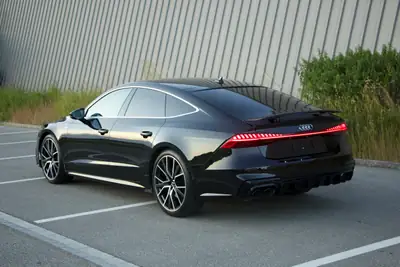 Audi A7 Sportback 55 TFSI quattro — Élégance hybride et performances affirmées — côté