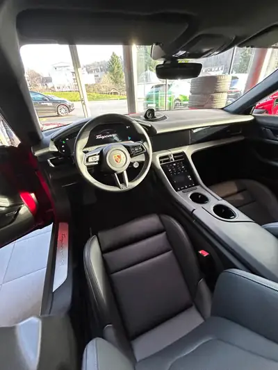 Porsche Taycan 4S Cross Turismo — SUV électrique performant, 58'000 km seulement — intérieur