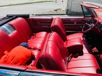 Cadillac DeVille 7.0 V8 Cabriolet — Légende américaine 345 ch, statut de véhicule ancien — dettaglio