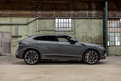 Lamborghini Urus S E-Gear — Le super SUV 666 ch avec attelage et roues 23" diamond — côté
