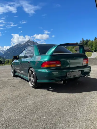 Subaru Impreza 2.0 Turbo GT 1997 — Berline sportive de légende, 211 ch turbo et suspensions ajustables — side view