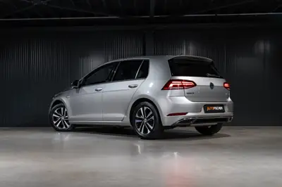 VW Golf 1.5 TSI Comfortline — Compacte dynamique, sans accident, équipée de série — côté