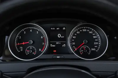 VW Golf 1.5 TSI Comfortline — Compacte dynamique, sans accident, équipée de série — Miniature 17