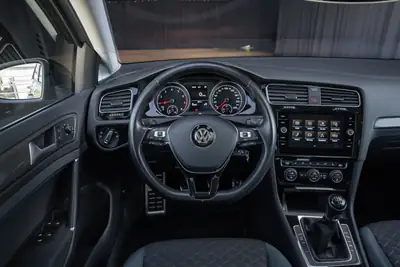 VW Golf 1.5 TSI Comfortline — Compacte dynamique, sans accident, équipée de série — Miniature 16