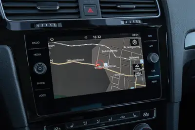 VW Golf 1.5 TSI Comfortline — Compacte dynamique, sans accident, équipée de série — Miniature 18