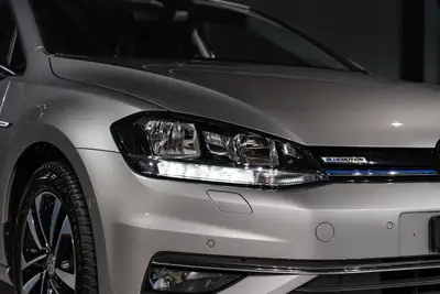 VW Golf 1.5 TSI Comfortline — Compacte dynamique, sans accident, équipée de série — Miniature 25