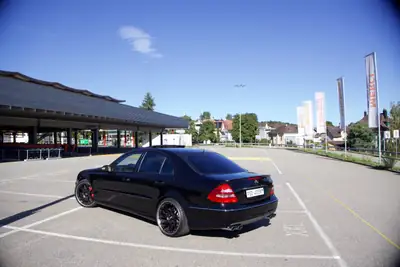 Mercedes-Benz E 55 AMG — Le V8 mythique, 476 ch de pure performance — côté