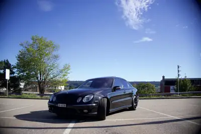 Mercedes-Benz E 55 AMG — Le V8 mythique, 476 ch de pure performance — vue extérieure