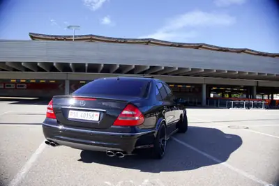 Mercedes-Benz E 55 AMG — Le V8 mythique, 476 ch de pure performance — arrière