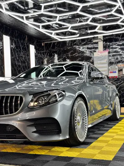 Mercedes-Benz E 400 AMG Line Coupé — 431 ch Biturbo, 4MATIC, Tuning Premium — côté