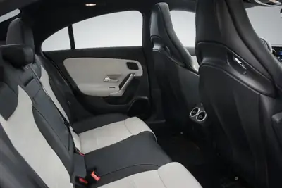 Mercedes-Benz CLA 35 AMG 4Matic — Performance sportive et allure affirmée — Miniature 12