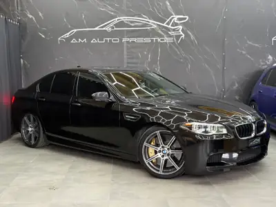 BMW M5 Competition Drivelogic — Berline musclée 575 ch, échappement titane et freins céramiques — vista posteriore