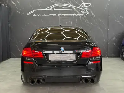 BMW M5 Competition Drivelogic — Berline musclée 575 ch, échappement titane et freins céramiques — cruscotto