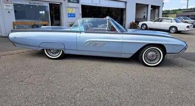 Ford Thunderbird 1963 — Cabriolet légendaire, intérieur rouge exclusif — côté