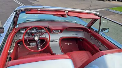 Ford Thunderbird 1963 — Cabriolet légendaire, intérieur rouge exclusif — détail