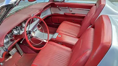 Ford Thunderbird 1963 — Cabriolet légendaire, intérieur rouge exclusif — tableau de bord