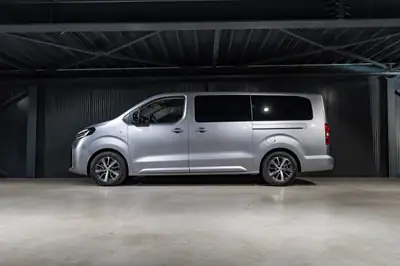 Toyota Proace Verso 2.0 D-4D Lounge — Monospace 7 places premium cuir intégral — vista posteriore