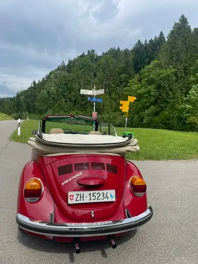 VW Käfer 1978 — Cabriolet vintage rouge, charme rétro authentique — Seitenansicht
