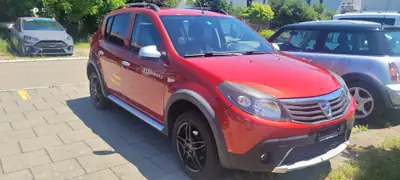 Dacia Sandero 1.6 Stepway 2012 — Robustesse et praticité, sans compromis — fianco