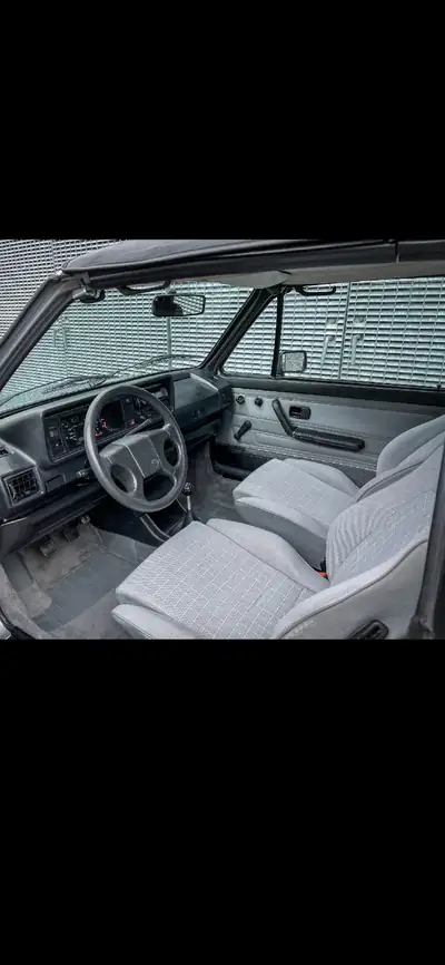 VW Golf Cabriolet 1988 — Roadster iconique, moteur 1.8L essence, sans sinistre — vue extérieure