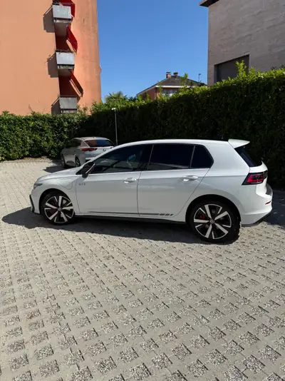 VW Golf 1.5 TSI PHEV GTE DSG — Hybride rechargeable performant, seulement 7'700 km — Seitenansicht