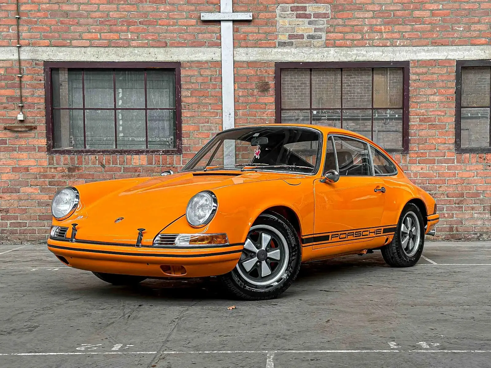 Porsche 911 Coupé 1969 — Légende des routes, 80'000 km, orange éclatant