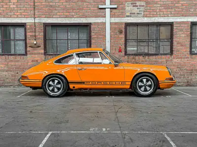 Porsche 911 Coupé 1969 — Légende des routes, 80'000 km, orange éclatant — tableau de bord