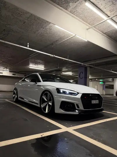 Audi RS5 Coupé 2.9 V6 TFSI — 450 ch, design blanc pur, seulement 79 800 km — exterior view