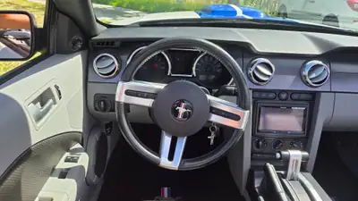 Ford Mustang GT California Special — Cabriolet légendaire, 304 ch et faible kilométrage — Thumbnail 9