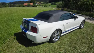 Ford Mustang GT California Special — Cabriolet légendaire, 304 ch et faible kilométrage — Thumbnail 7