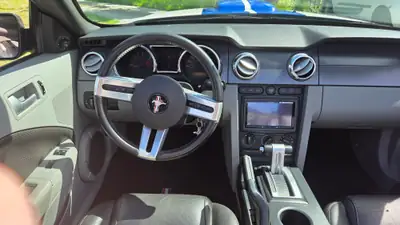 Ford Mustang GT California Special — Cabriolet légendaire, 304 ch et faible kilométrage — Thumbnail 10