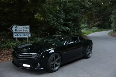 Chevrolet Camaro 6.2 V8 — Muscle car américain, 432 ch et boîte manuelle — vista esterna