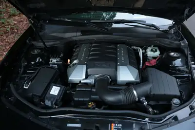 Chevrolet Camaro 6.2 V8 — Muscle car américain, 432 ch et boîte manuelle — Miniatura 7