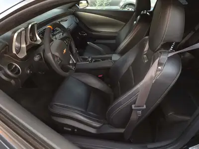 Chevrolet Camaro 6.2 V8 — Muscle car américain, 432 ch et boîte manuelle — Miniatura 8