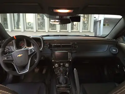 Chevrolet Camaro 6.2 V8 — Muscle car américain, 432 ch et boîte manuelle — Miniatura 10