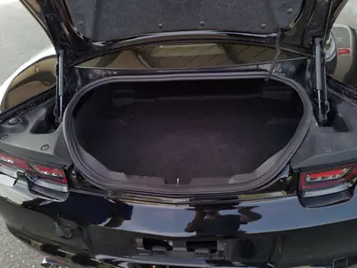 Chevrolet Camaro 6.2 V8 — Muscle car américain, 432 ch et boîte manuelle — Miniatura 12