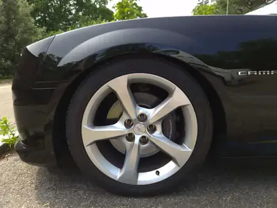 Chevrolet Camaro 6.2 V8 — Muscle car américain, 432 ch et boîte manuelle — Miniatura 13