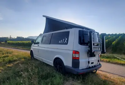 VW T5 2.0 TDI 4Motion — Monospace polyvalent, traction intégrale et 6 places — side view