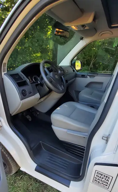 VW T5 2.0 TDI 4Motion — Monospace polyvalent, traction intégrale et 6 places — interior
