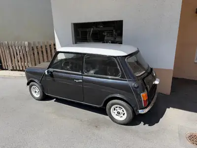 MINI 1000 — L'icône britannique de 1976, authentique et économe — vista posteriore