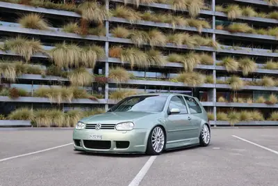 VW Golf 4 R32 4motion — Légende sportive V6, 240 ch et transmission intégrale — vista esterna