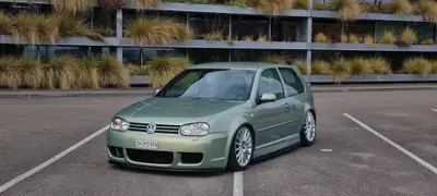 VW Golf 4 R32 4motion — Légende sportive V6, 240 ch et transmission intégrale — fianco