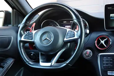 Mercedes-Benz Classe A 250 Sport 4Matic — Berline dynamique, pack AMG et 4x4 intégral — Miniature 12