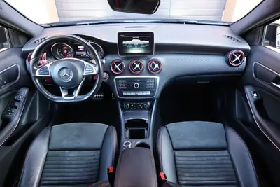 Mercedes-Benz Classe A 250 Sport 4Matic — Berline dynamique, pack AMG et 4x4 intégral — Miniature 11