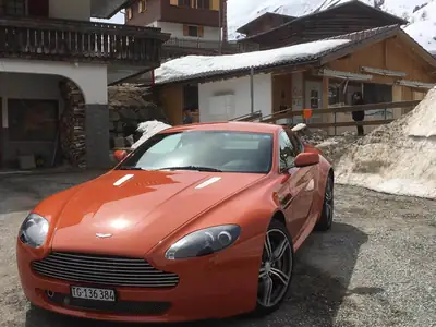 Aston Martin V8 Vantage N400 — Sportive British authentique, 405 ch et boîte manuelle — vista esterna